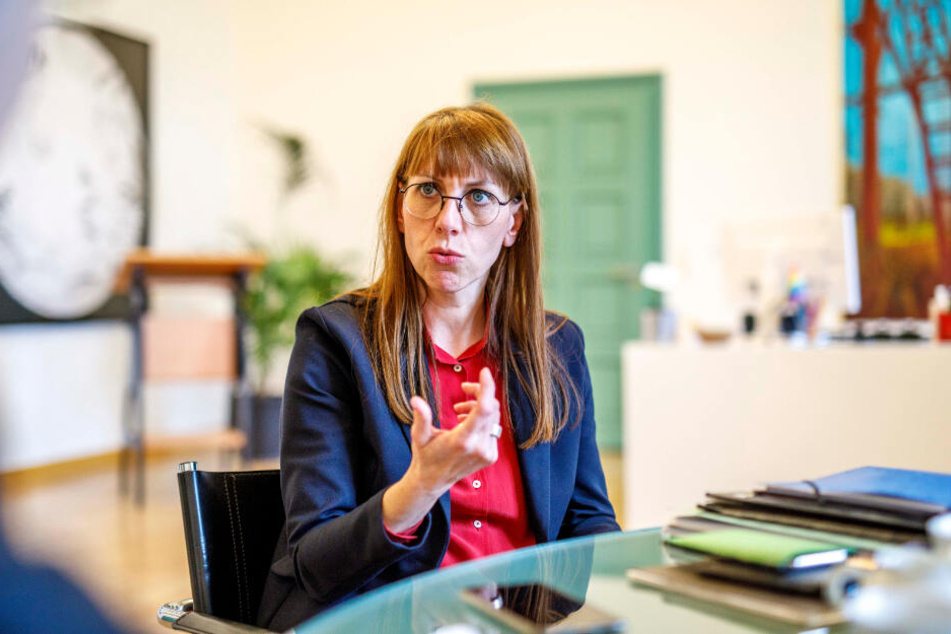 Meier, hier beim TAG24-Besuch, ist die erste grüne Ministerin Sachsens.