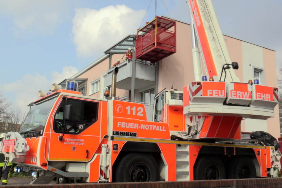 Die Kameraden der Feuerwehr rückten mit einem Kran an und bargen die Schwergewichte mit einem Korb über den Balkon.