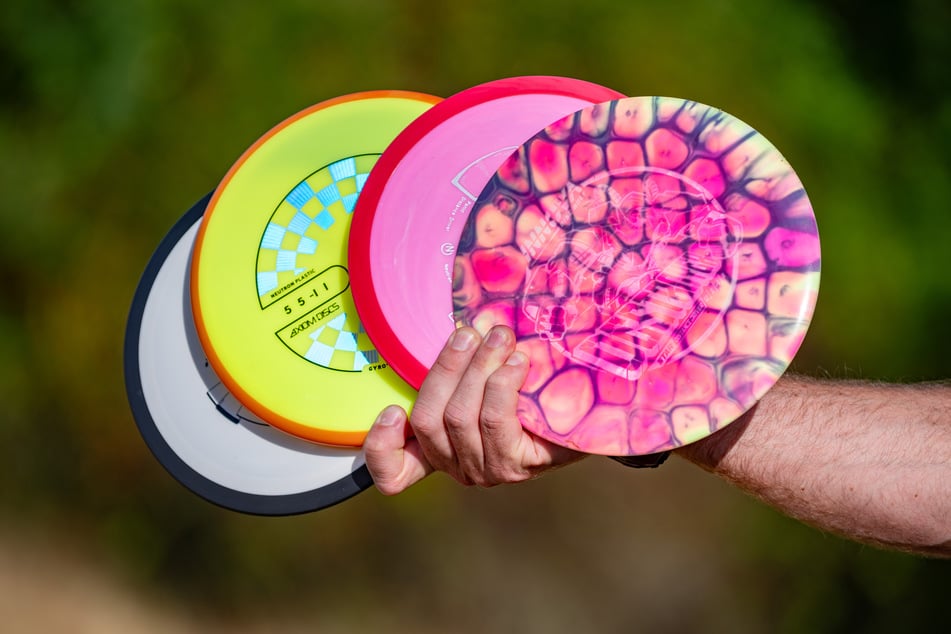 Für Discgolf braucht man keine teure Ausrüstung - bloß eine Frisbeescheibe.