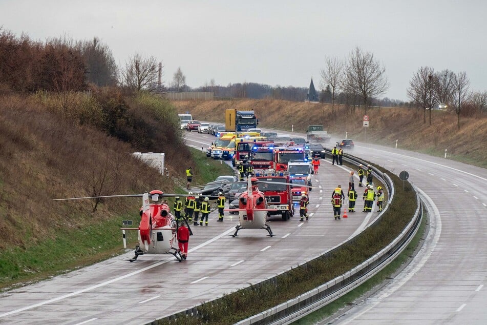 An der Unfallstelle sind neben mehreren Krankenwagen auch zwei Rettungshubschrauber im Einsatz.