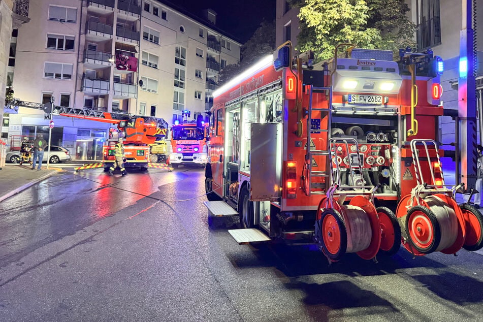 Die Feuerwehr rückte mit mehreren Einsatzfahrzeugen nach Stuttgart-Süd aus.