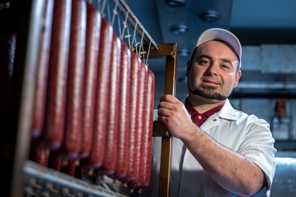 Fleischermeister András Nagy (33) blickt nüchtern auf den kommenden Weihnachtsmarkt. Die geänderte Richtlinie findet er "fair".