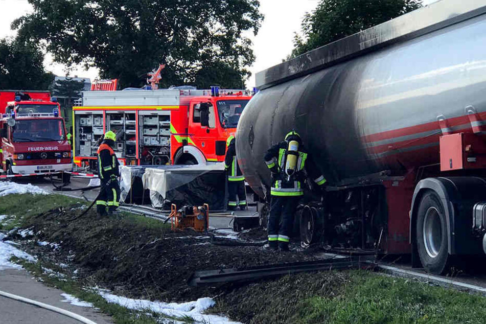 Nach einem erfolglosen Löschversuch hatte der Fahrer sein brennendes Gefährt aus der Stadt in unbewohntes Gebiet gefahren.