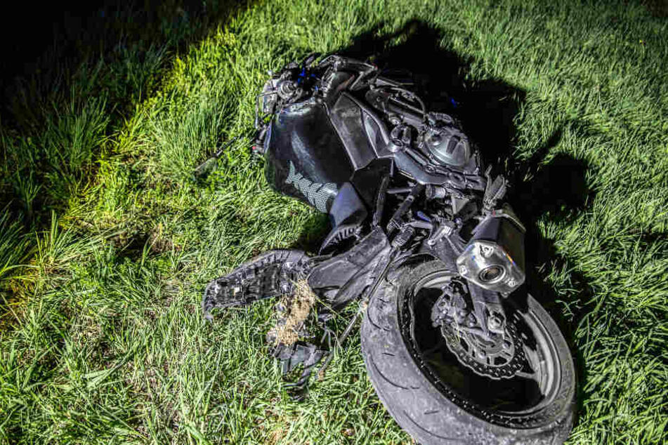 Das verunfallte Motorrad liegt in einem Grünstreifen.
