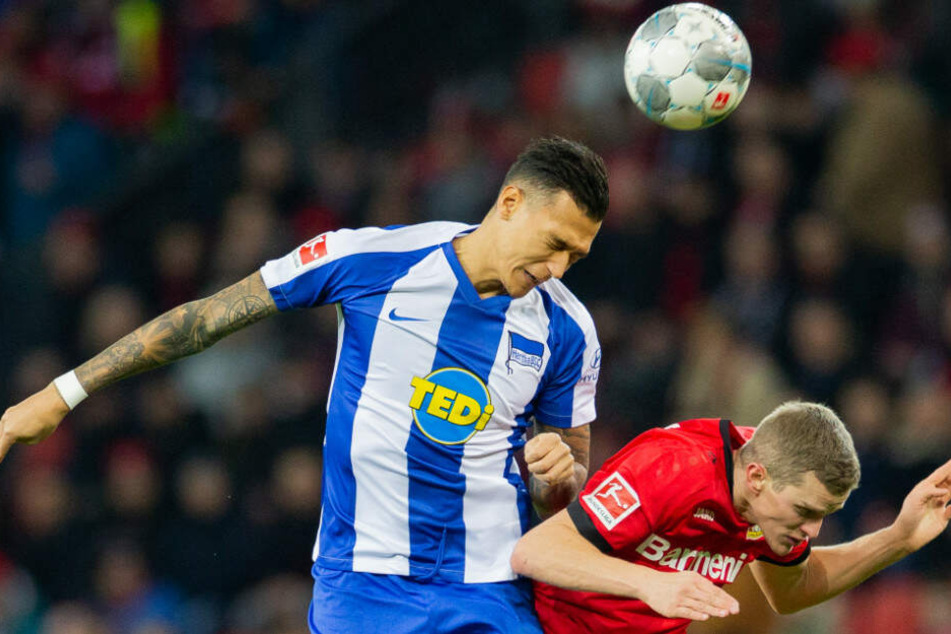 Davie Selke im Kopfballduell mit Leverkusens Sven Bender.