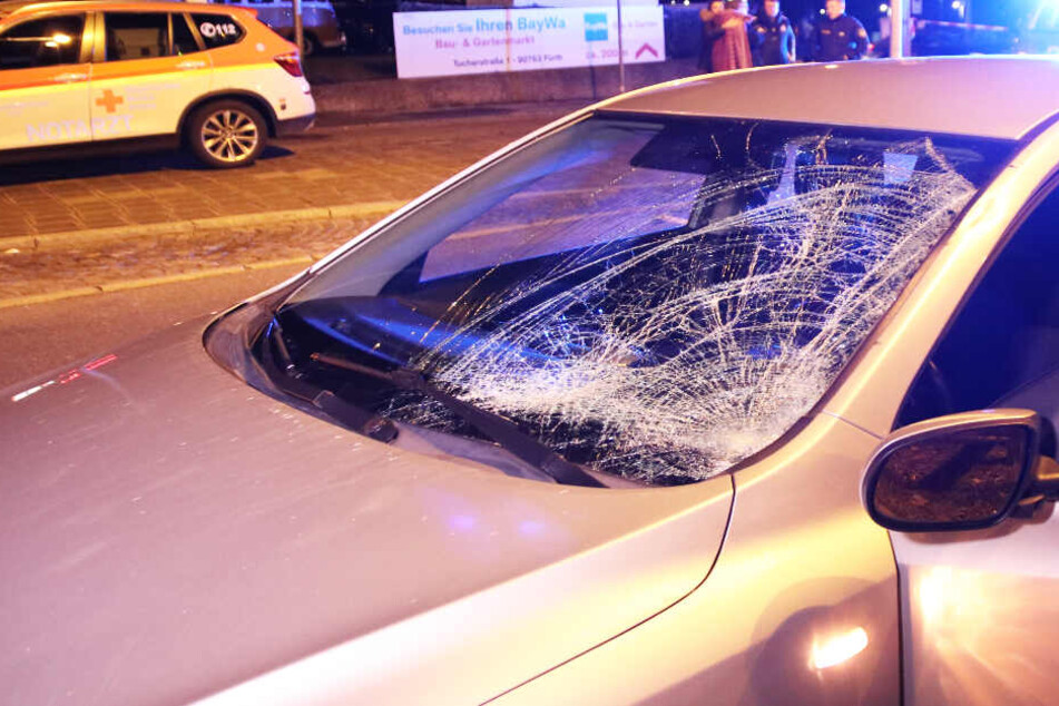 Ein Fußgänger ist in Nürnberg beim Überqueren einer Straße von einem Auto erfasst worden.