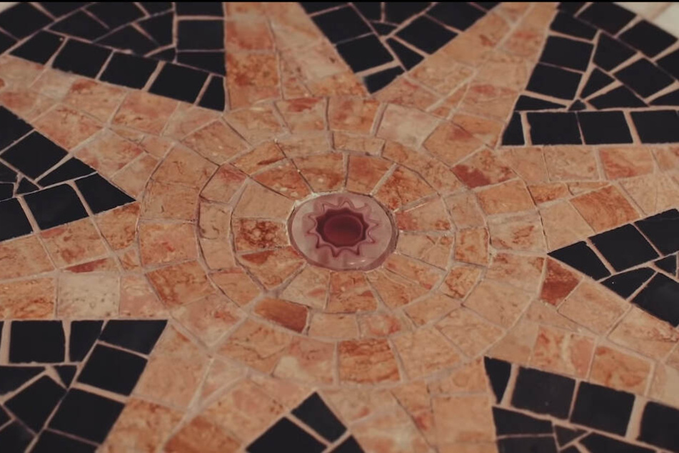 Der schöne Mosaikboden in der Villa Weigang war der ausschlaggebende Punkt, warum der Videodreh dort stattfand.