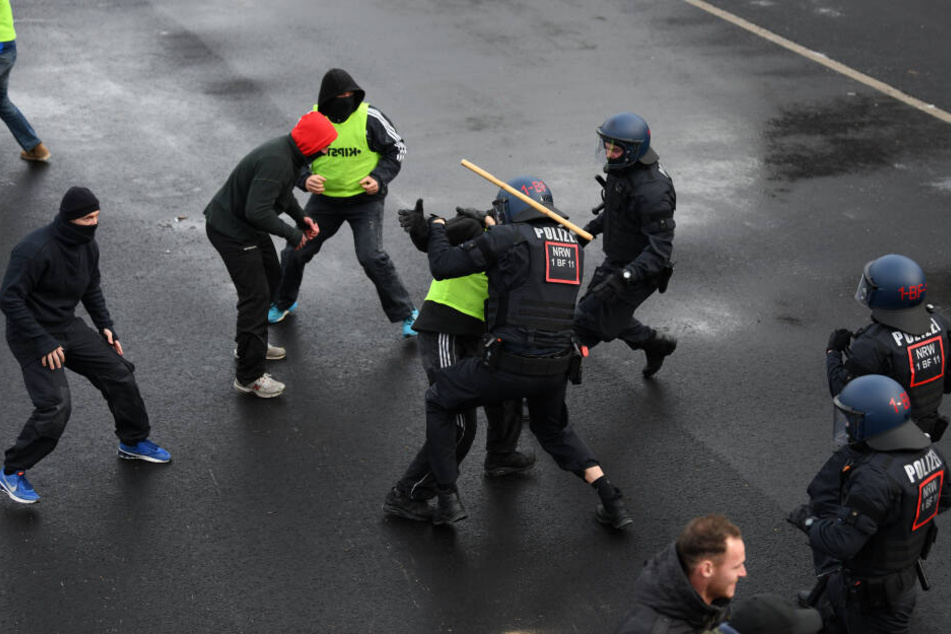 Unter anderem wird auch eine Auseinandersetzung zwischen zwei Fußball-Fan-Gruppierungen nachgestellt. (Symbolbild)
