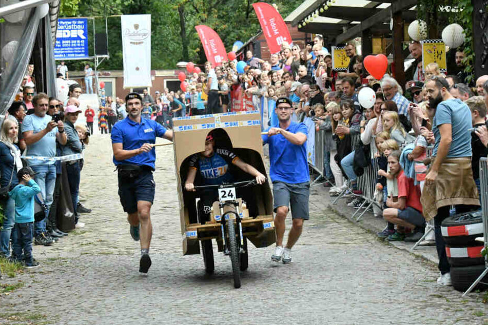 Mit ordentlich Karacho rast das "bike24"-Team beim Seifenkistenrennen der Ziellinie entgegen.