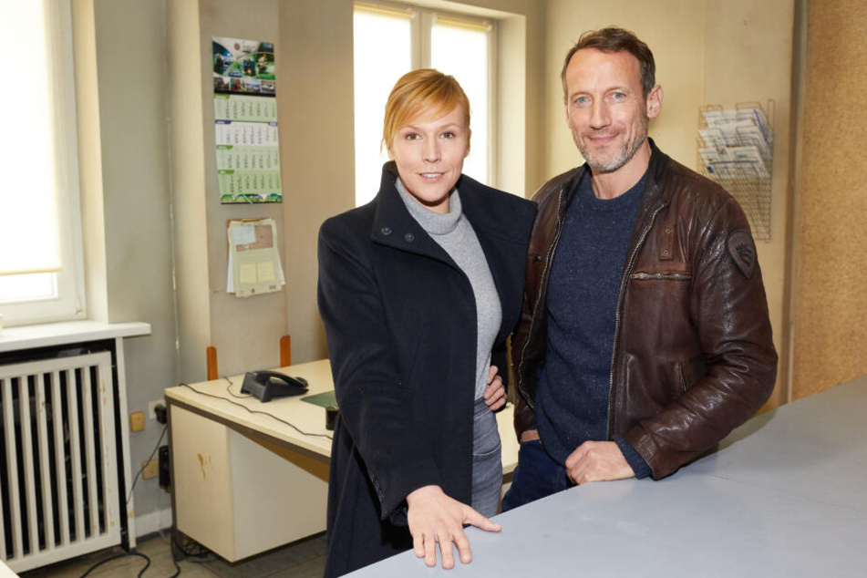 Franziska Weisz und Wotan Wilke Möhring stehen in der Kulisse der Norderneyer Polizeistation.