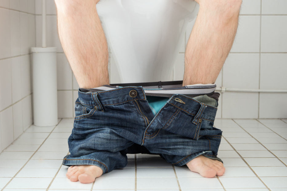 Als er auf der Toilette saß, wird dieser Mann von mehreren Polizisten überrascht. (Symbolbild)