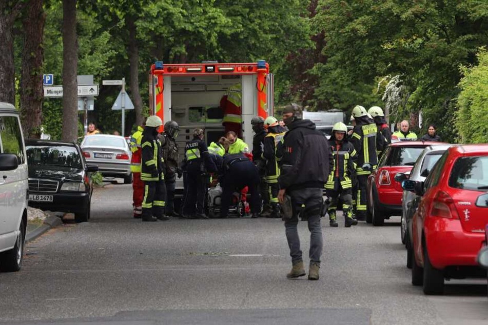 SEK-Beamte fixierten den Mann und übergaben ihn an einen Rettungswagen.