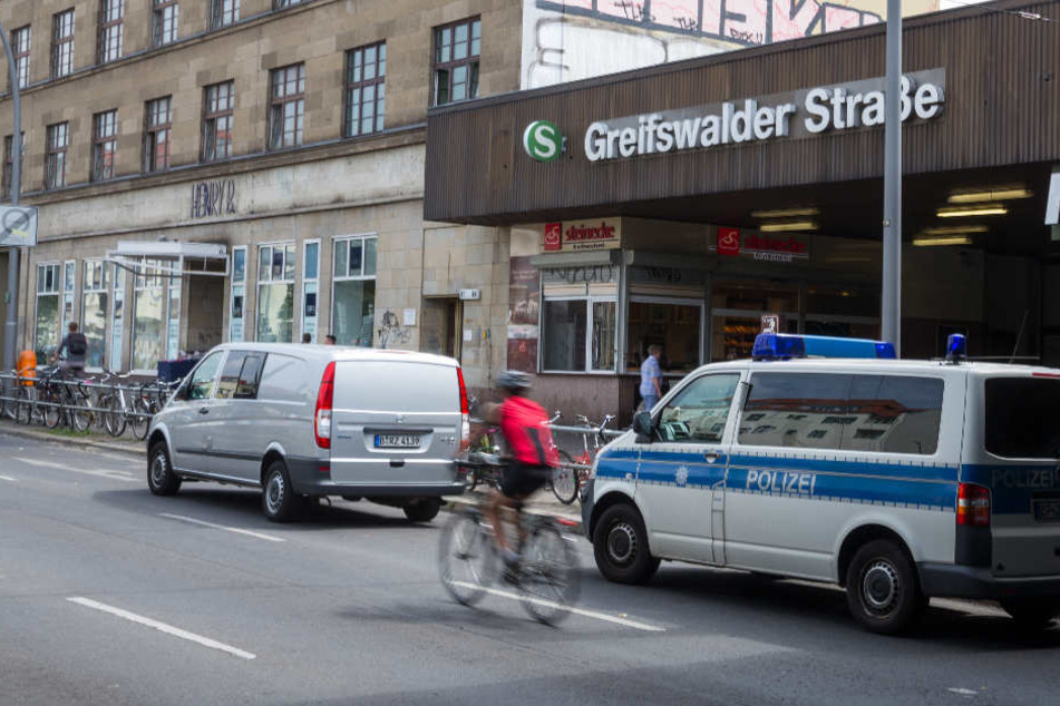 Am S-Bahnhof Greifswalder Straße sollte er aussteigen und versuchte dabei zu flüchten. (Symbolbild)