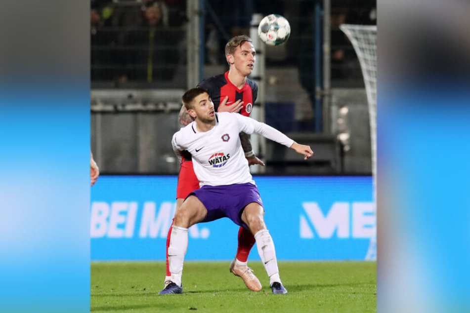 Marko Mihojevic (vorn, gegen den Wiesbadener Phillip Tietz) könnte den gesperrten Sören Gonther morgen als Chef der Veilchen-Abwehr vertreten.