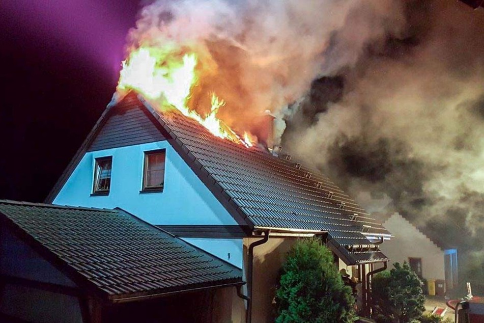 Der Blitz setzte den kompletten Dachstuhl in Brand.