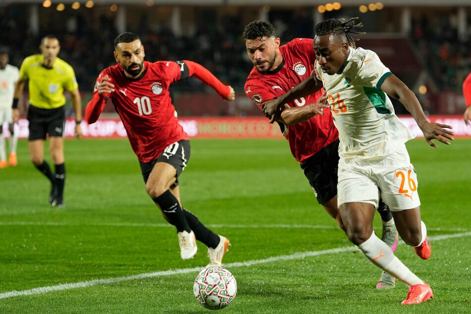 Im Viertelfinale des Afrika-Cups war Schluss für die Elfenbeinküste und somit auch Yan Diomande (19, r.) der nun den Rückflug nach Leipzig antritt.
