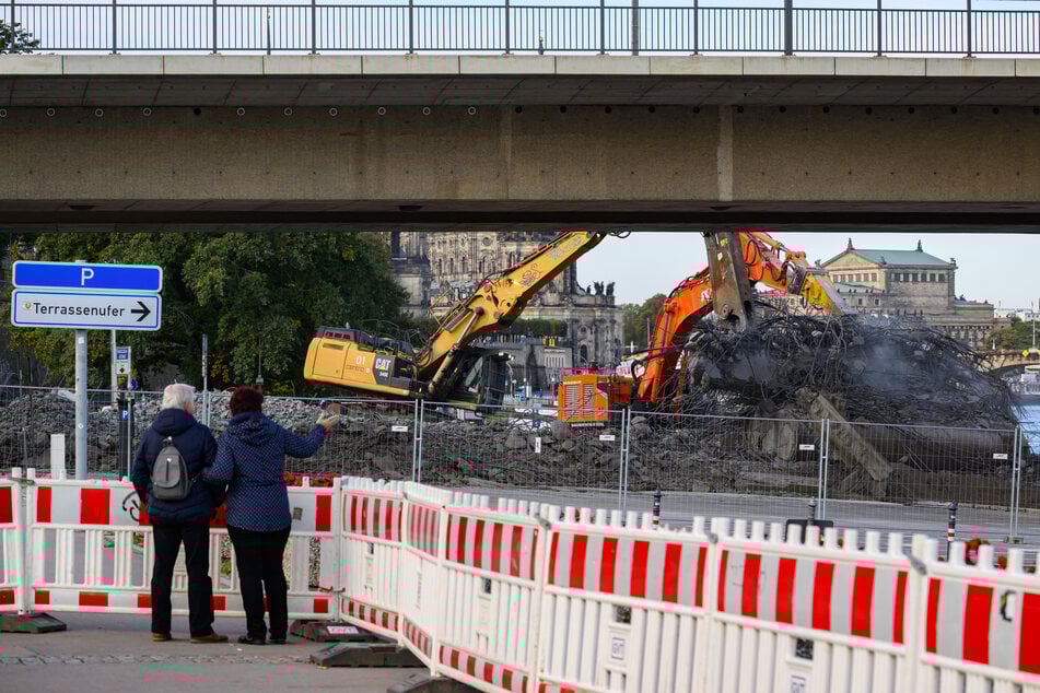 Das Terrassenufer musste nach dem teilweisen Einsturz der Brücke gesperrt werden. (Archivbild)