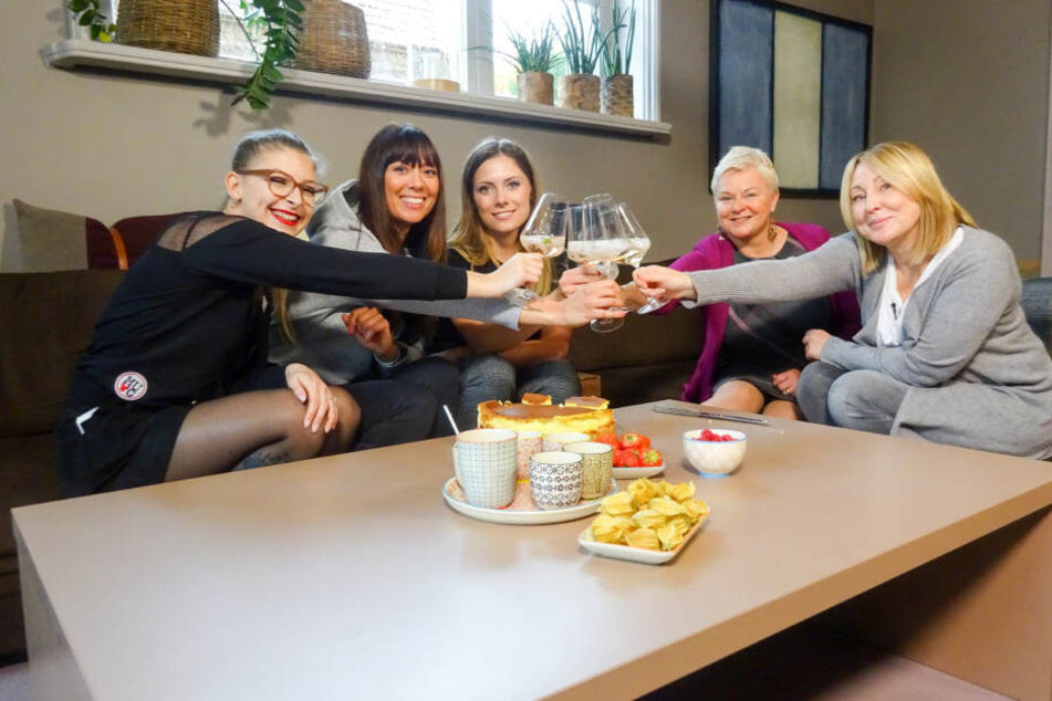 Die Dresdner Mädels müssen Pullis shoppen: Lysann (19), Fanny (31), Jeanny (27), Uta (54) und Madlen (44, v.l.).