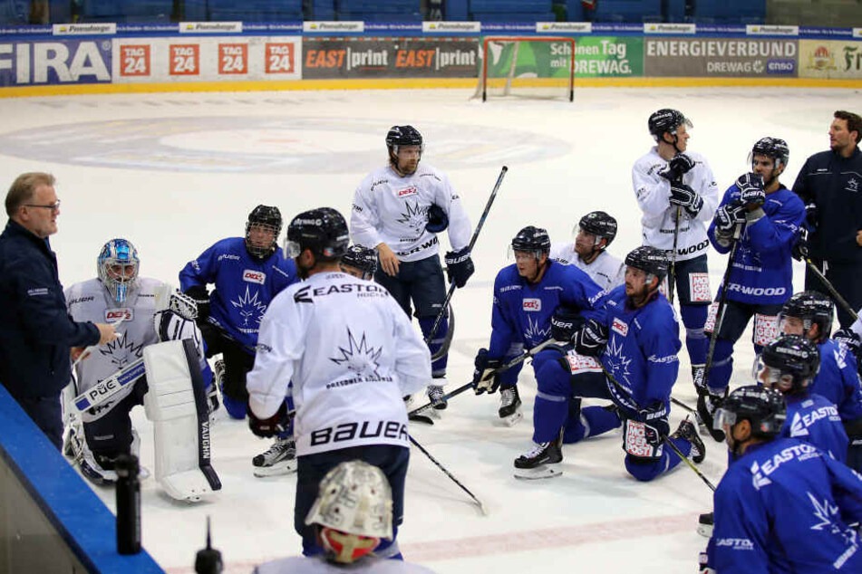 Eislöwen-Fans können zuerst ein Autogramm abstauben und anschließend beim Jubiläumsspiel gegen die Mannschaft Mikkelin Jukurit (Finnland) mitfiebern.