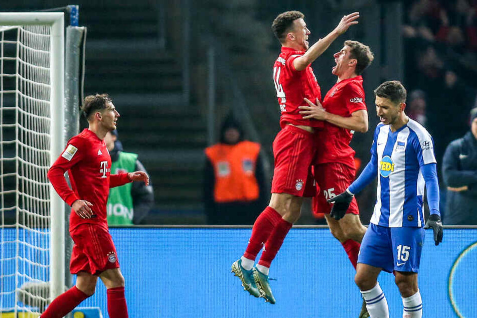 Ivan Perisic (2.v.l) und Thomas Müller (2.v.r) von Bayern München jubeln nach dem 4:0-Treffer durch den Kroaten.