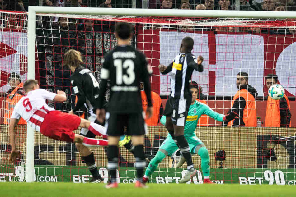Schöne Derby-Erinnerung: Simon Terodde erzielte am 14. Januar 2018 den späten Siegtreffer gegen Mönchengladbach.