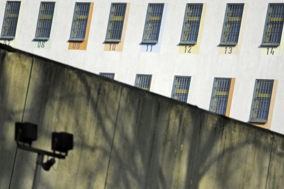 Der Blick auf nummerierte Zellenfenster der Justizvollzugsanstalt in Bochum (Archivbild).