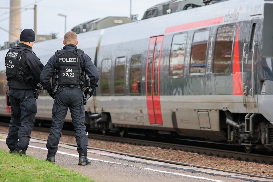 Mehrere Einsatzkräfte durchsuchten daraufhin die Bahn. Kurz darauf gaben sie Entwarnung. Für die Menschen an Bord des Zuges bestand keine Gefahr.