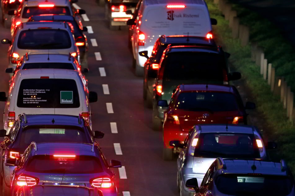 Seit dem Unglück bildet sich auf der A4 ein langer Stau. (Symbolbild)