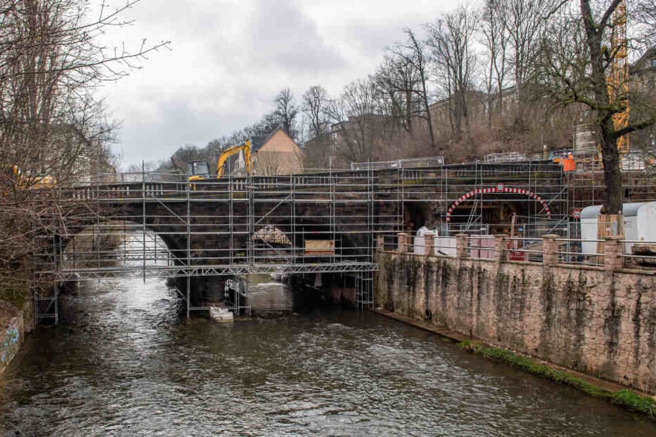 Während der Arbeiten am neuen Gewölbe wird die Karl-Schmidt-Rottluff-Brücke, so heißt die Kaßbergauffahrt offiziell, mit einem Holzgerüst gesichert.
