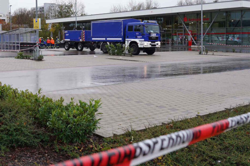 Ein Fahrzeug des THW steht auf dem Gelände des Einkaufszentrums in Göppingen, in dessen Nähe die männliche Leiche aufgefunden wurde.