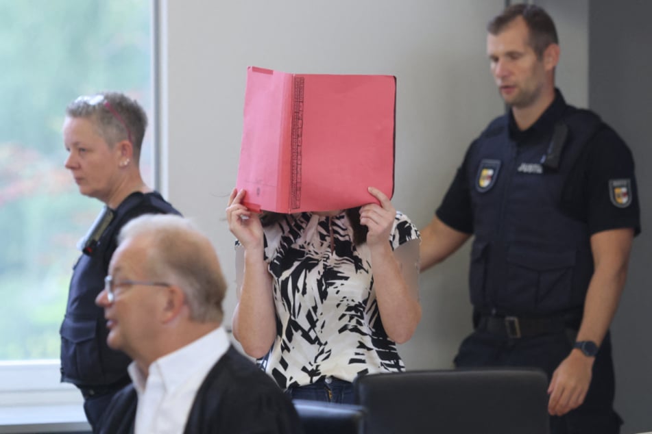 Gina H. (30) muss sich wegen mutmaßlichen Mordes vor Gericht verantworten.