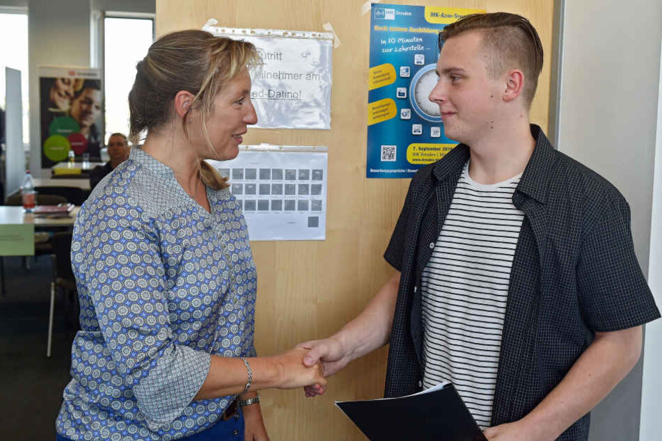 Erster Erfolg: Francesco Suchan (17) erhält von DREWAG-Ausbilderin Sylvia Henschel (52) eine Einladung zum Eignungstest.