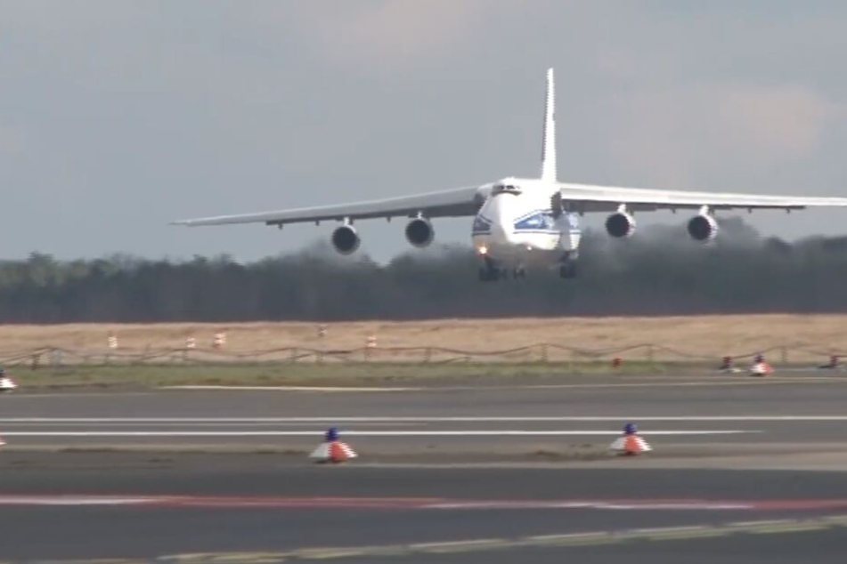 Die Antonow 124 im Anflug auf den Flughafen Köln/Bonn.