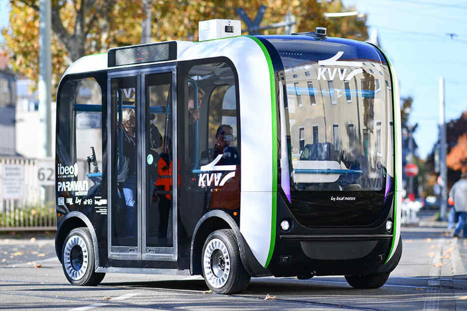 Ein autonom fahrender Elektro-Minibus im Testbetrieb auf einer Straße in Karlsruhe.