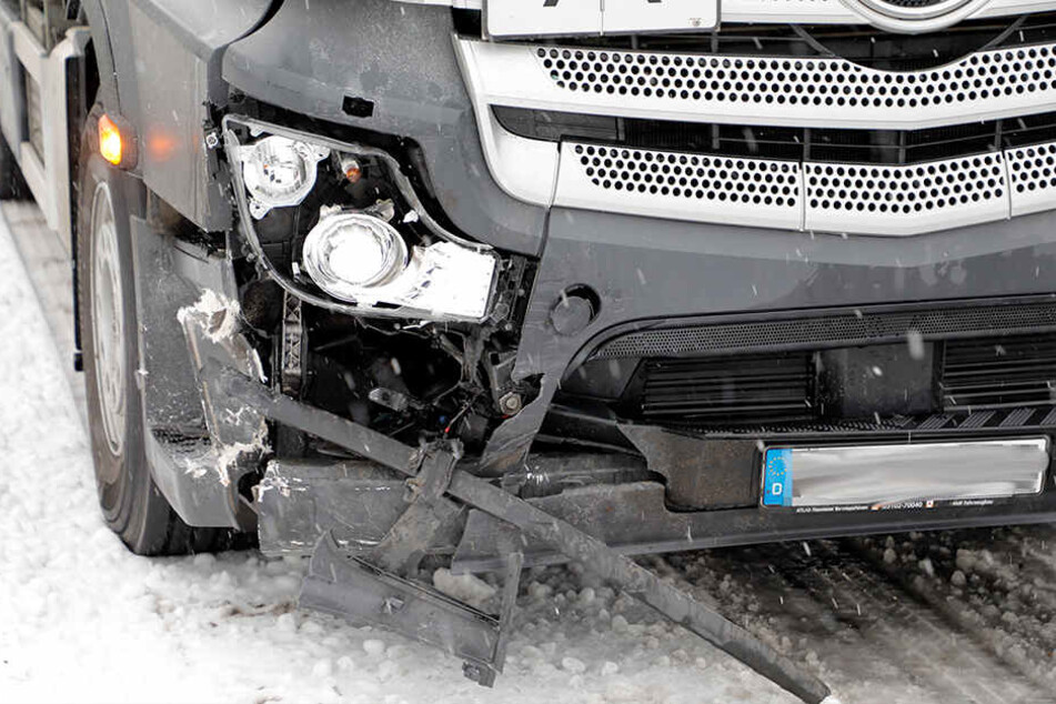 Auch der Laster wurde bei dem Unfall schwer beschädigt.