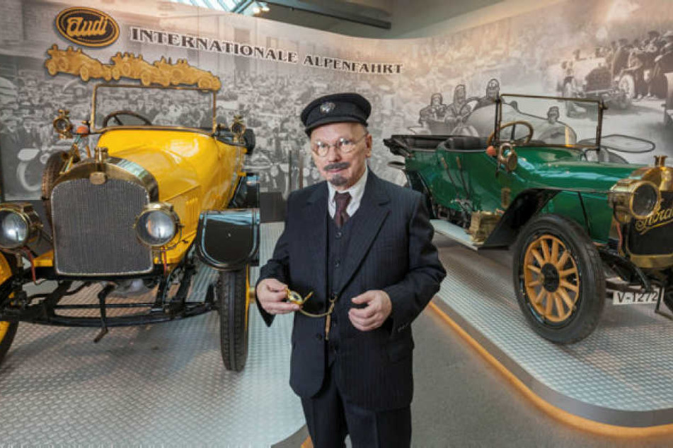 Museumsführer Bernd Göpfert alias August Horch zwischen einem Audi 10 von 1911/1916 und einem fast baugleichen Horch.