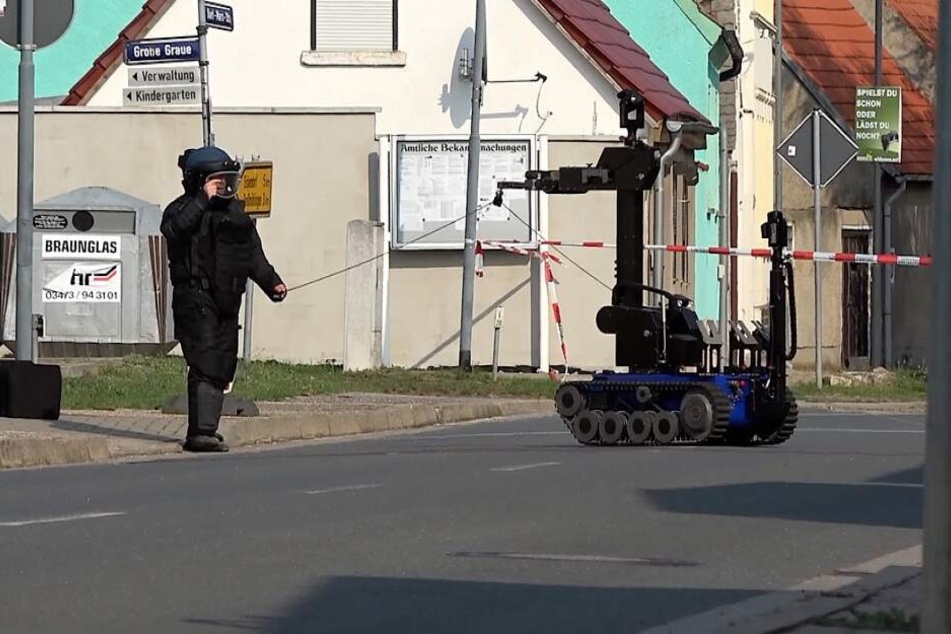 Spezialkräfte der Polizei entschärften am Samstag in Kleinmühlingen zwei Rohrbomben.