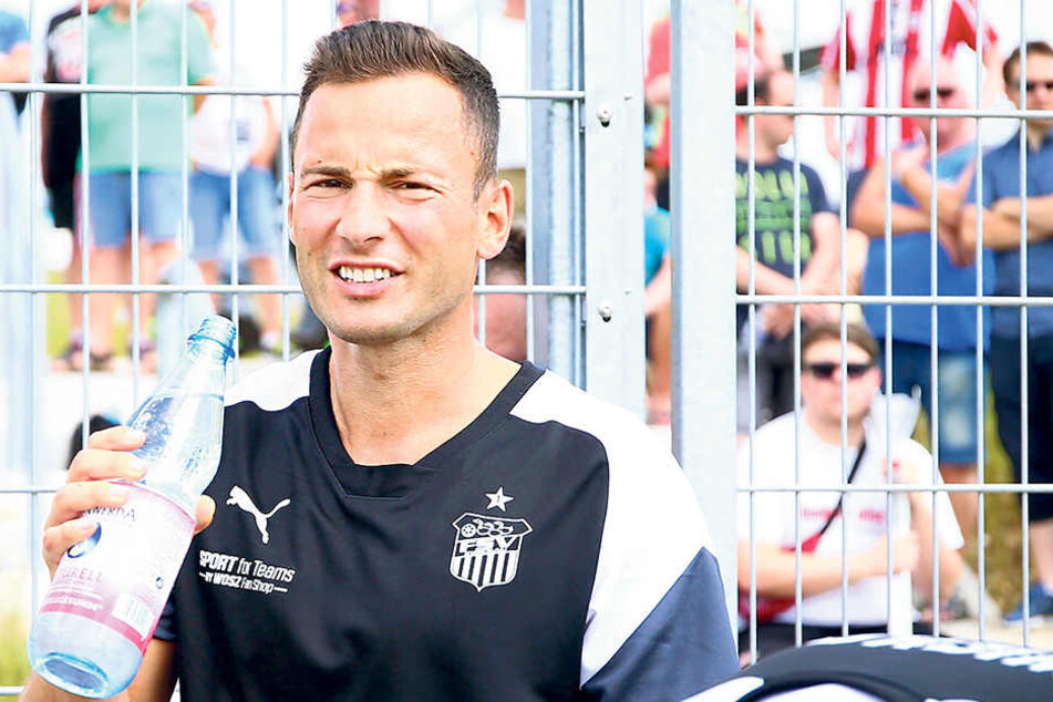 Bitte viel trinken! So ein Training beim FSV ist ganz schön schweißtreibend - das merkte auch Ronny Garbuschewski.