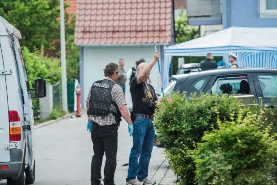 Der Mann zerstörte im Landkreis Regensburg mehrere Fenster und Autoscheiben.