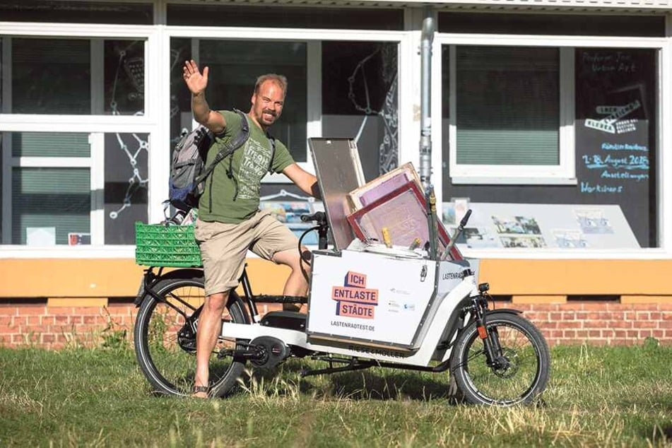 Mitte des Monats geht Wandbild-Künstler Jens Besser (37) mit einem Lastenrad auf Graffiti-Tour.