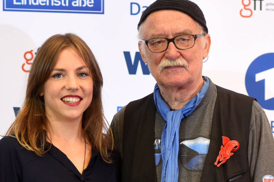 Die Produzenten Hana Geißendörfer (l) und Hans W. Geißendörfer kommen zu einem Fototermin zum 30. Jubiläum der ARD-Fernsehserie "Lindenstraße".