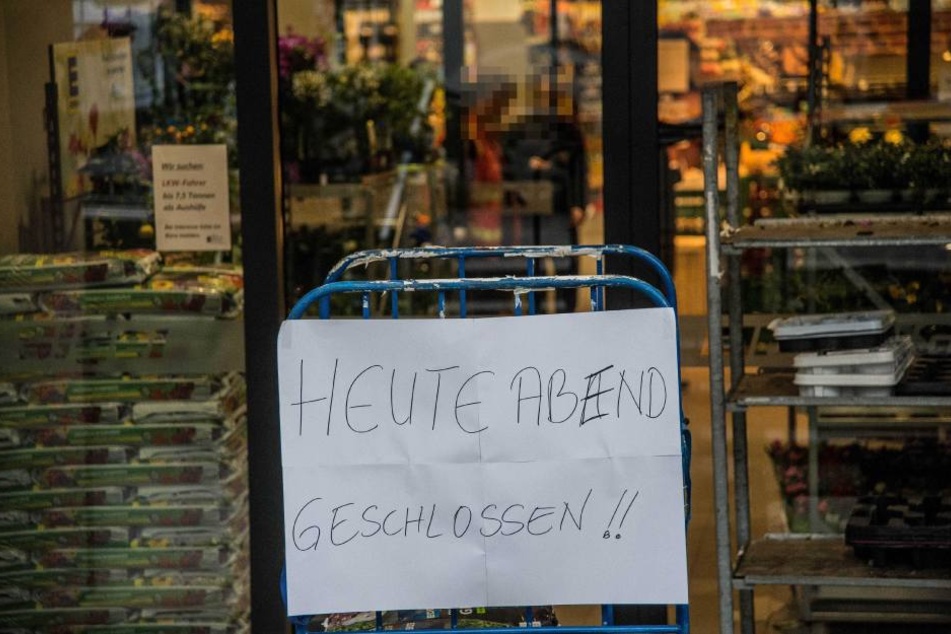 Ein Schild vor dem Supermarkt, das Kunden "Heute Abend Geschlossen" signalisiert.