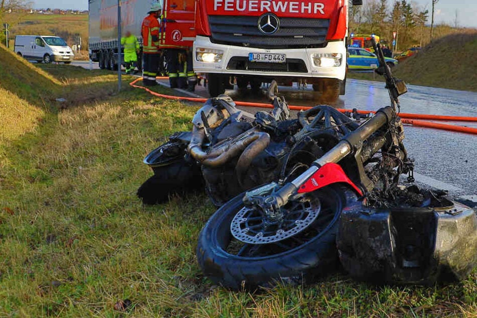 Ein Blick auf das ausgebrannte Motorrad.