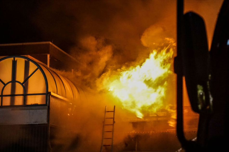 Flammen schlagen aus dem Gebäude in der Nacht zum Donnerstag.