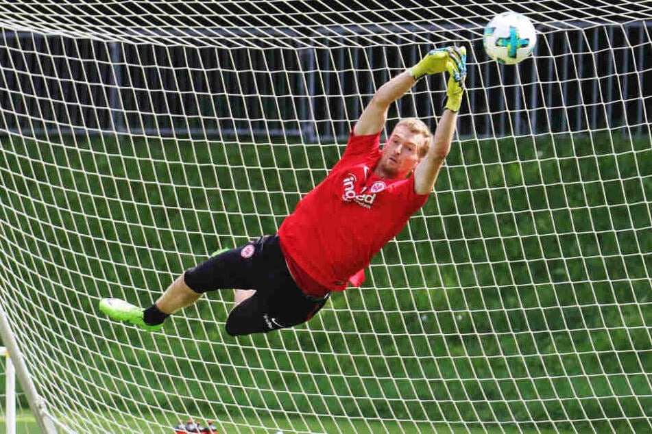 Lukas Hradecky fliegt auch in dieser Saison für die Eintracht durch die Luft.