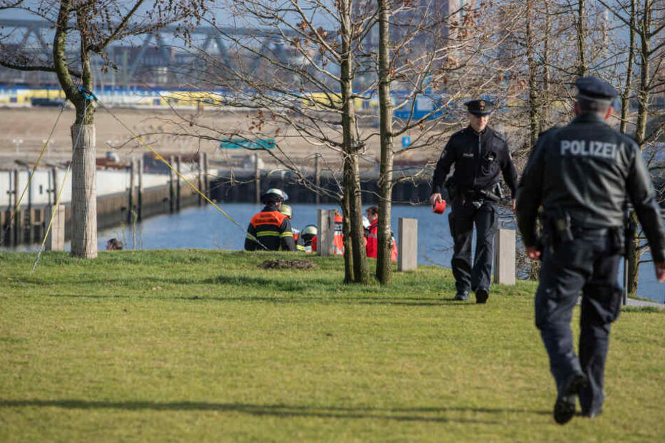 Einsatzkräfte untersuchen den Fundort unweit der Baugruben in der HafenCity Hamburg.