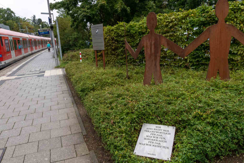 Ein Denkmal für Dominik Brunner steht auf dem Bahnsteig der S-Bahnstation Solln in München.