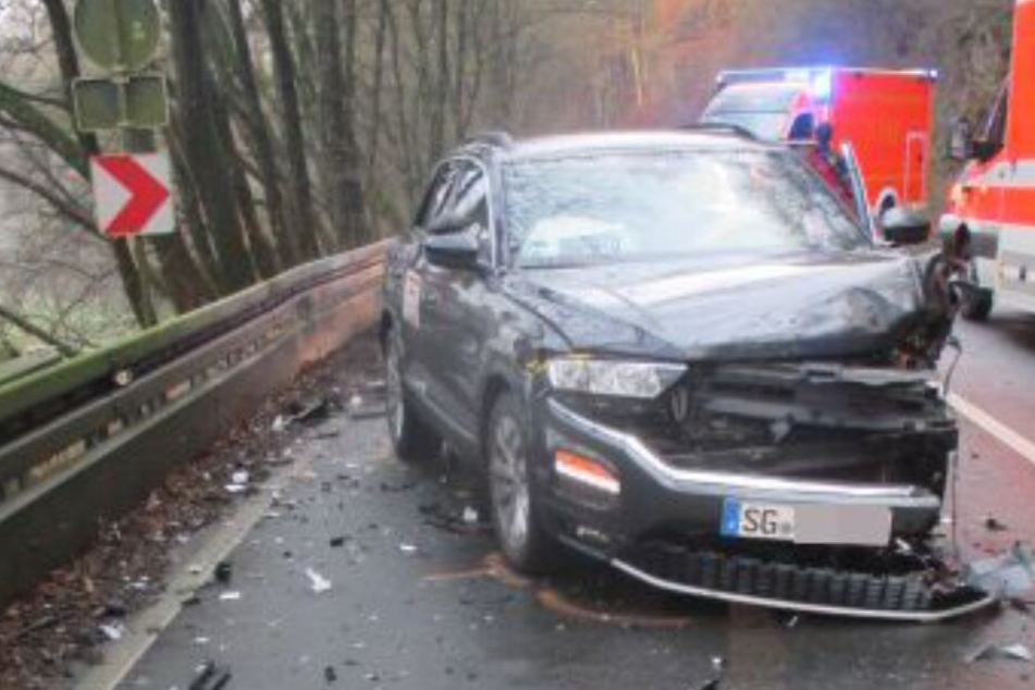 Bei dem Frontal-Crash wurden drei Menschen schwer verletzt und zwei Auto geschrottet.