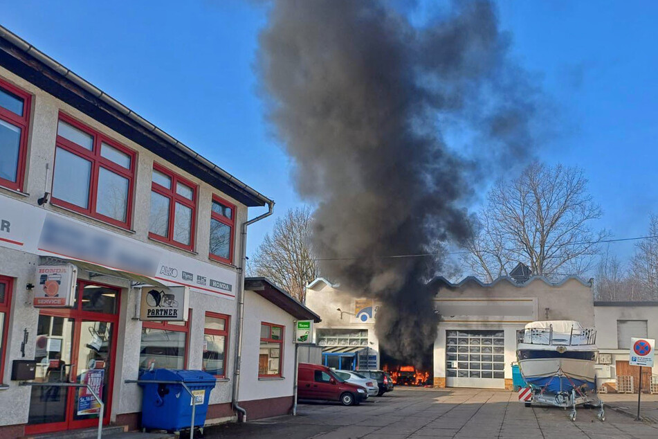 In einer Autowerkstatt in Meerane (Landkreis Zwickau) brannte am Mittwochmorgen eine Garage. Ein Fahrzeug, das sich darin befand, fackelte völlig ab.