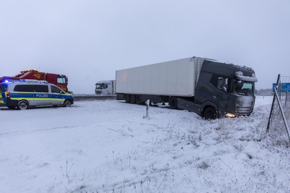 Ein Laster schlitterte am Freitagmorgen über die A4 bei Hohenstein-Ernstthal und kam anschließend quer auf der Autobahn zum Stehen.